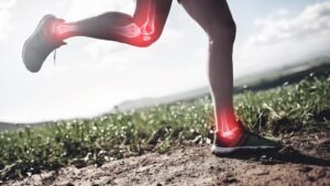 Corredor com destaque para articulações da perna durante atividade física relacionada a risco de lesões