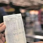 Pessoa segura nota fiscal com CPF utilizado para participação no programa Sua Nota Tem Valor da Secretaria da Fazenda do Ceará.