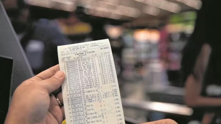 Pessoa segura nota fiscal com CPF utilizado para participação no programa Sua Nota Tem Valor da Secretaria da Fazenda do Ceará.