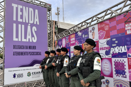 Tendas Lilás do Governo do Ceará com agentes de segurança durante o Carnaval, em ação de combate à importunação sexual e acolhimento às mulheres.