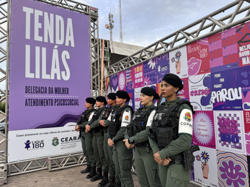 Tendas Lilás do Governo do Ceará com agentes de segurança durante o Carnaval, em ação de combate à importunação sexual e acolhimento às mulheres.