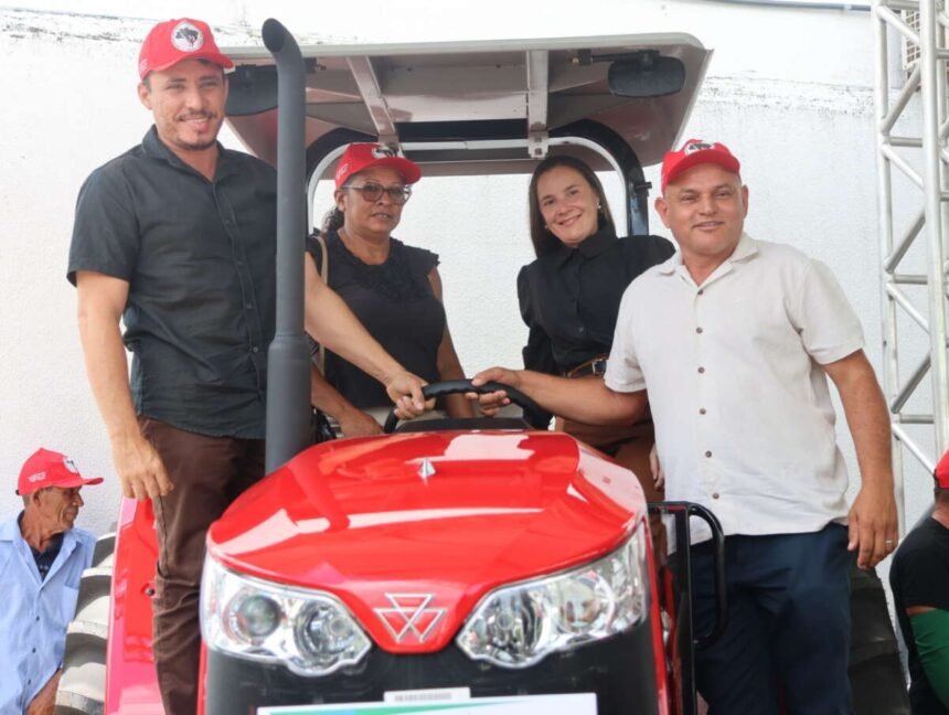 Autoridades e representantes da agricultura familiar posam sobre trator entregue pelo Governo do Ceará durante ação de fortalecimento da produção agrícola, no pátio da Secretaria do Desenvolvimento Agrário.